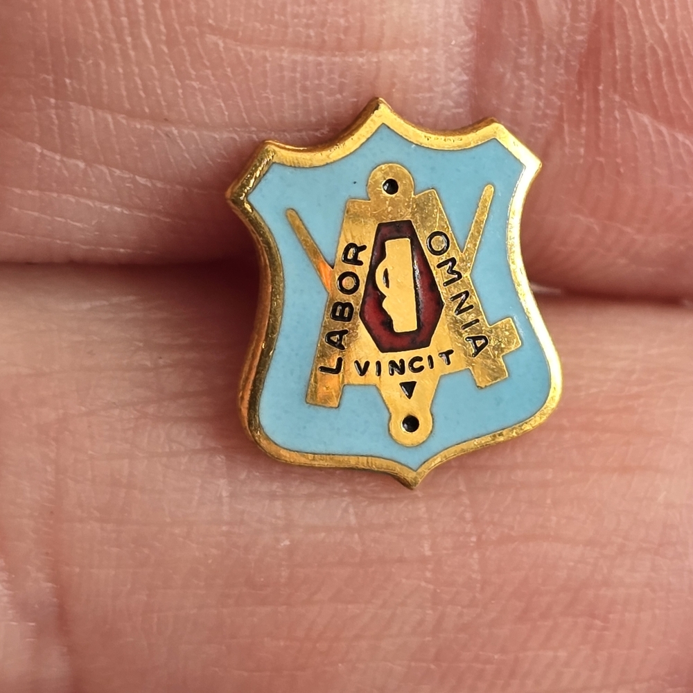 Vintage pin Labor Omnia Vincit Union Carpenters & Joiners brooch lapel - Picture 5 of 11